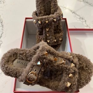 Vaneli Slides Slippers Taupe Faux Fur 8 1/2 M. Brand New. Super Comfy House Shoe